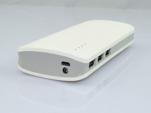 Powerbank 10000 mAh – 3× USB, 2.1A gyors töltés, LED zseblámpa