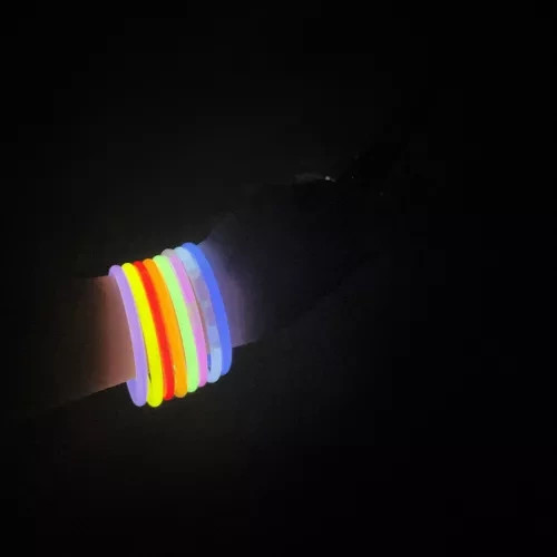 Fluoreszkáló világító karkötők és pálcák – 100 db + csatlakozók