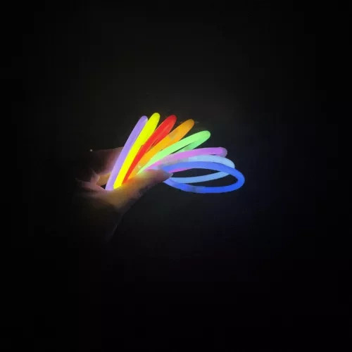 Fluoreszkáló világító karkötők és pálcák – 100 db + csatlakozók
